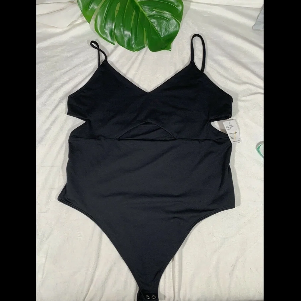 NEW $140 Good American Front Cutout V-neck Camisole Thong Bodysuit in Black SZ 5 - Picture 5 of 12